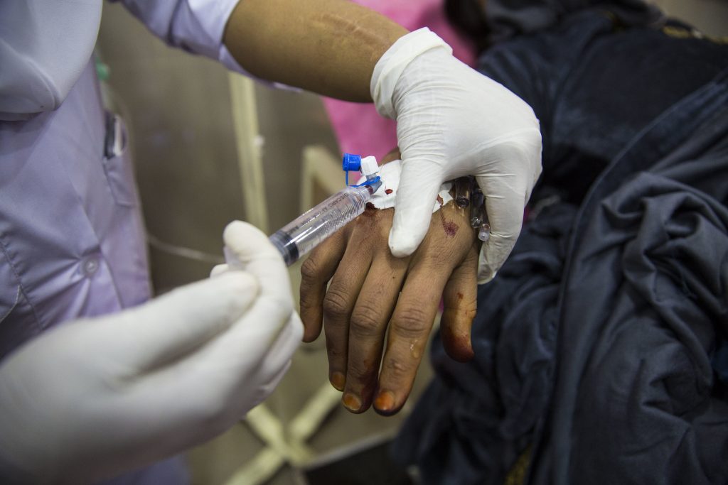 Staff Sehar Kanwal gives a dose of tranxamin to Waeema Abdullah, a patient suffering from postpartum haemorrhaging in the labor room at Holy Family Hospital on March 6, 2019 in Rawalpindi, Pakistan. Saiyna Bashir © Wellcome Trust